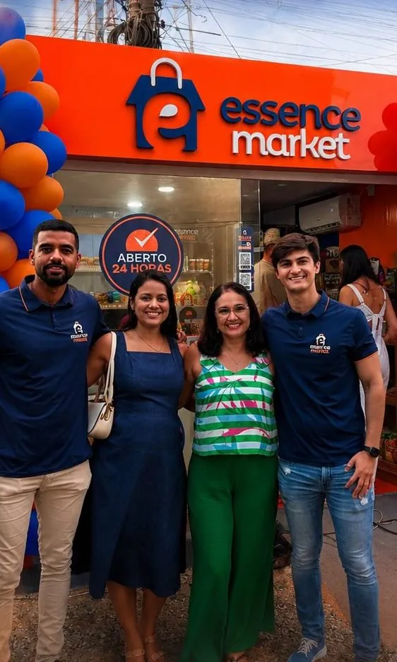 Equipe e franqueados Essence Market reunidos na inauguração de uma unidade