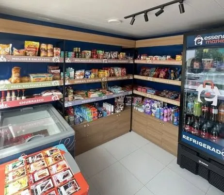 Prateleiras organizadas e freezers de um minimercado autônomo Essence Market instalado em condomínio